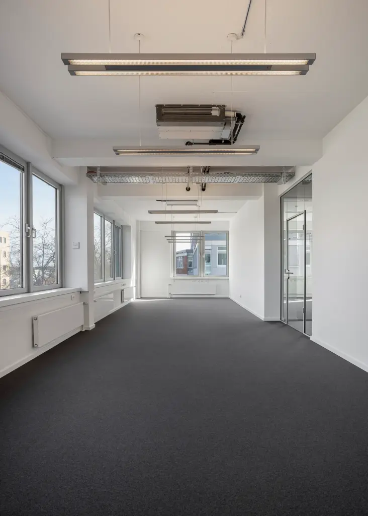 Großraumbüro mit Fensterfront und Pendelleuchten – Bürokomplex in Köln, Buschmann Project | Interiorfotografie Alexej Titov