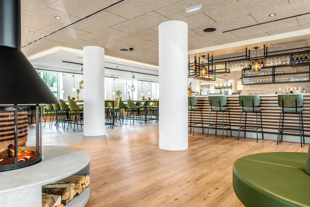 Hotelrestaurant mit Bar und Kamin – Hotelfotografie Münster
