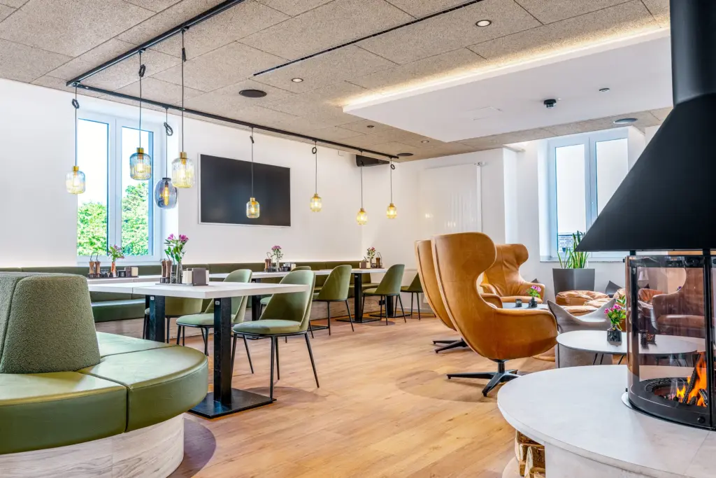 Restaurant-Lounge mit Kamin und Ledersesseln – Hotelfotografie Münster