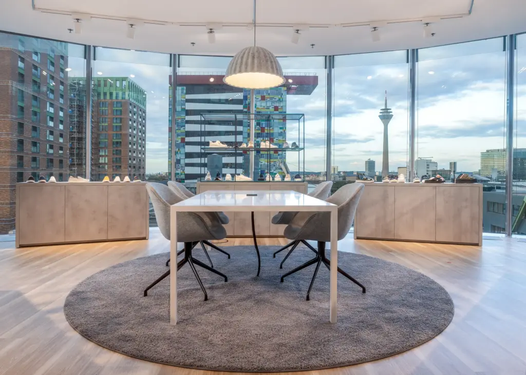 Besprechungstisch im Showroom mit Blick auf Rheinturm und Medienhafen Düsseldorf – Buschmann Project, Düsseldorf | Interiorfotografie Alexej Titov