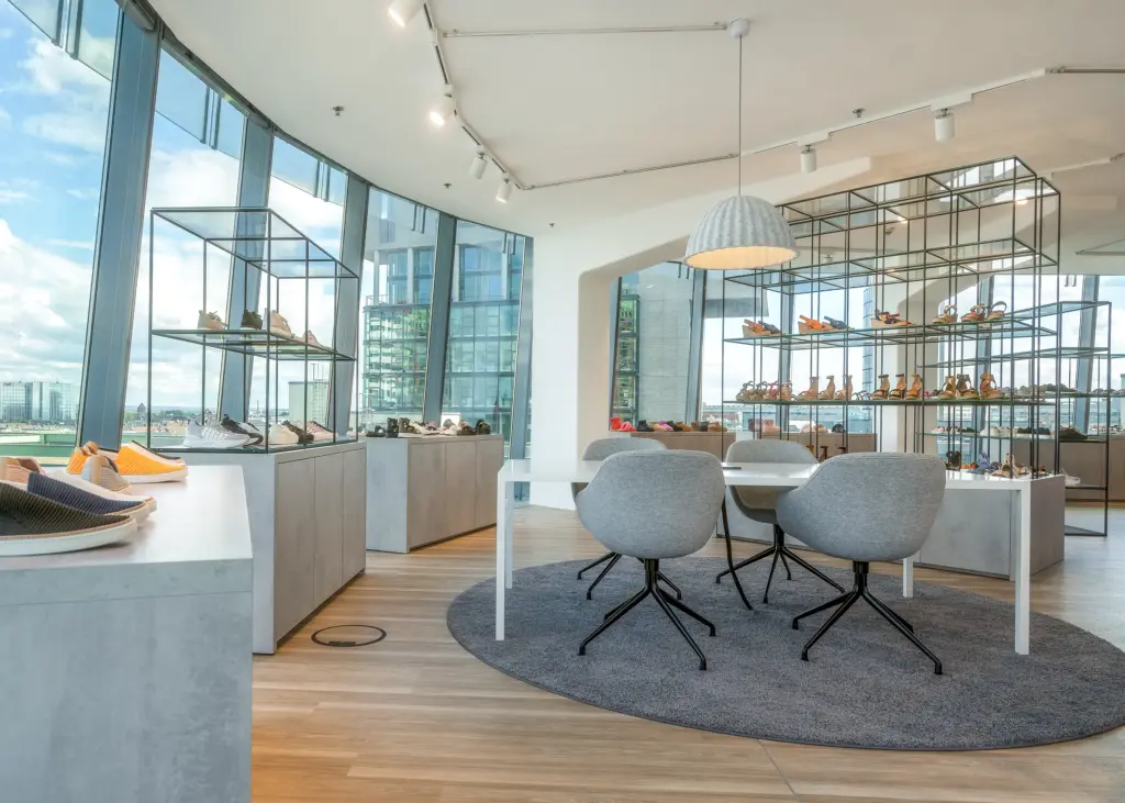 Showroom von UGG und HOKA mit Glasfassade und Blick auf Düsseldorf – Buschmann Project, Düsseldorf | Interiorfotografie Alexej Titov