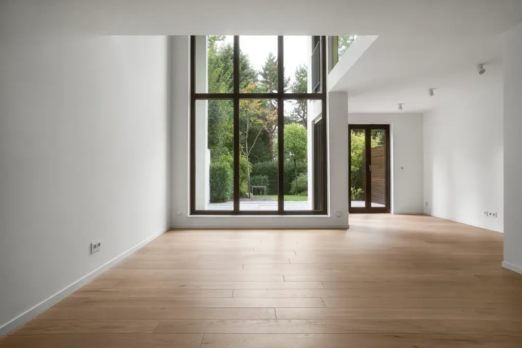 Wohnzimmer mit Galerie und Blick in den Garten – modernisiertes Einfamilienhaus in Erkrath, Buschmann Project | Interiorfotografie Alexej Titov