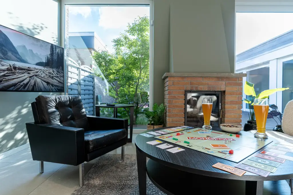 Wohnzimmer mit Kamin und Sessel im Homefy Airbnb Luxus-Bungalow in Ratingen | Interiorfotografie Alexej Titov